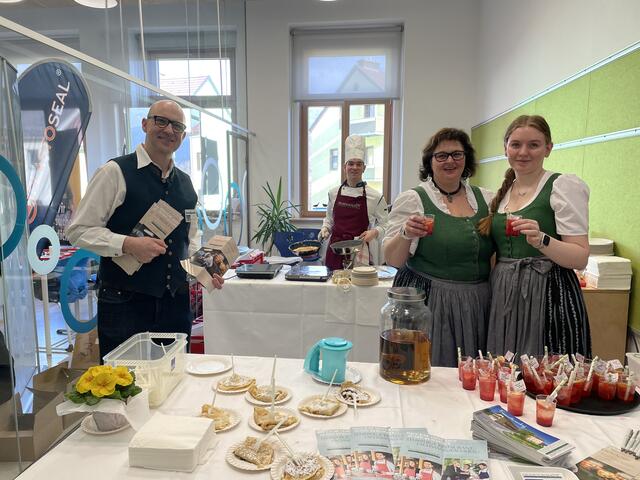Die interessierten Besucherinnen und Besucher "einzukochen" lautete wohl das Motto vom Team des Freiensteinerhofs, das die Schülerinnen und Schüler mit köstlichen Palatschinken und Cocktails versorgte.  | Foto: RegionalMedien Steiermark
