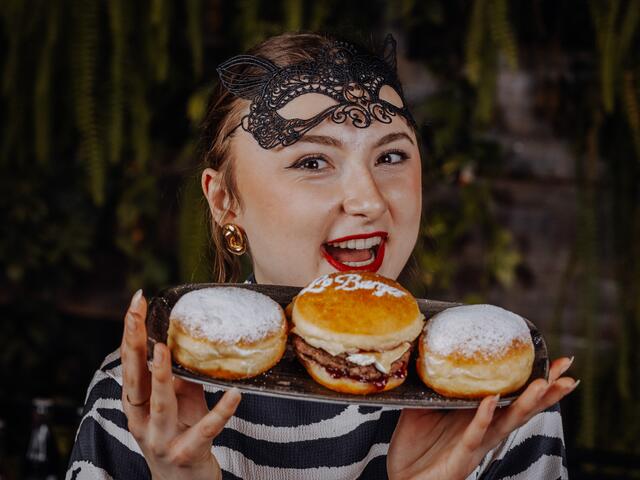Der Krapfen-Burger ist mit Rind- oder Hühnerfleisch sowie vegetarisch erhältlich. | Foto: Robin Consult/Christine Miess