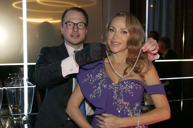 Zu ihrer Opernballrobe trägt Ekaterina Mucha Schmuck aus dem Atelier Heldwein. | Foto: Max Spitzauer/RMW