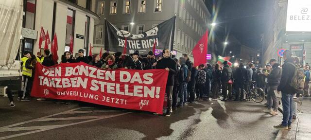 Beim Opernball wird bald getanzt, auf der Straße wird schon jetzt demonstriert. | Foto: Philippa Kaufmann/RMW