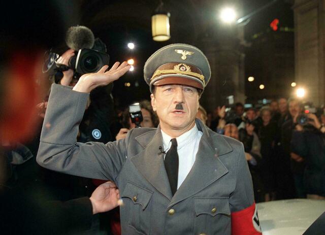 Die Opernballdemos waren in der Vergangenheit von Gewalt und Kontroversen geprägt. Im Jahr 2000 stand plötzlich Adolf Hitler vor der Staatsoper. | Foto:  NEWALD Robert / APA / picturedesk.com