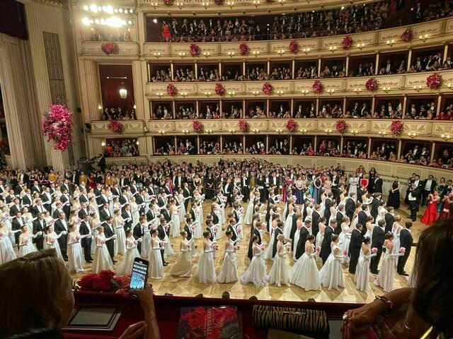 Aus der Loge von Christian und Ekaterina Mucha gabs einen wundervollen Blick auf die Eröffnung. | Foto: Patricia Hillinger/RMW