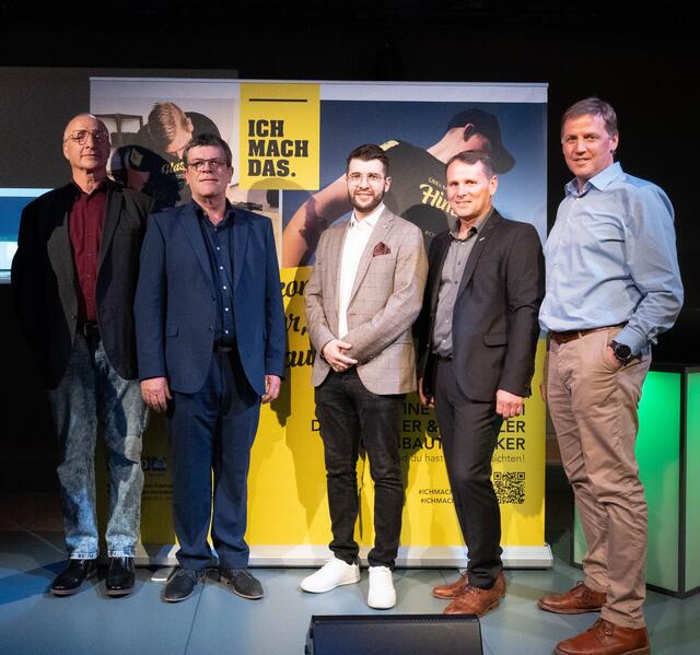 Laden zum „Tag der Dachdecker, Glaser und Spengler“ ins Salzlager Hall in Tirol: Dachdecker-Berufsgruppensprecher Hannes Stöckholzer, Bundesinnungsmeister Walter Stackler, Christoph Hofmann (WK Tirol), Landesinnungsmeister Thomas Senn und Innungsgeschäftsführer Matthias Marth. | Foto: Michael Brunner/conkreative