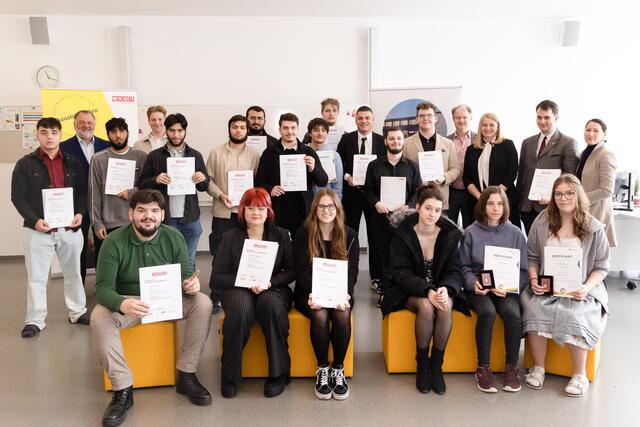 Bauproduktefachberater: Alle Absolventen mit Urkunden | Foto: cityfoto Pelzl 