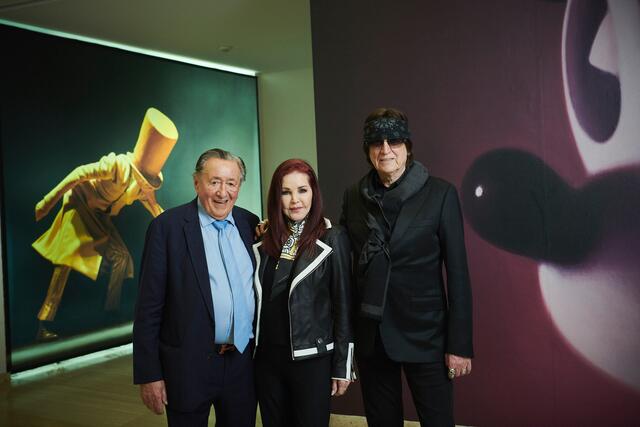 Gottfried Helnwein (r.) führte Priscilla Presley und Baumeister Richard Lugner durch die Albertina. | Foto: Meinrad Hofer