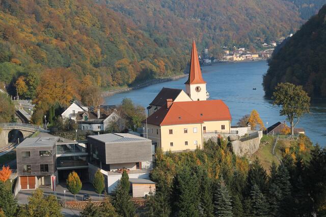 St. Nikola an der Donau - Blick auf Gemeindezentrum und Pfarrkirche - ist gemessen an der Einwohnerzahl die kleinste Gemeinde im Bezirk Perg. Aktuelle Einwohnerzahl: 800. 
