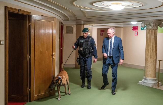 Bereits im Vorfeld des Balles gab es eine Durchsuchung der Oper durch Sprengstoffkundige Organe und Sprengstoffspürhunde. Hier mit Innenminister Gerhard Karner (ÖVP). | Foto: GEORG HOCHMUTH / APA / picturedesk.com