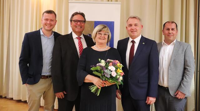 Die Ehrenringträger Christian Konrad und Ursula Rauch mit Bgm. Manfred Komericky und den beiden Vzbgm. Michael Konrad und Patrick Trummer (beide außen). | Foto: Edith Ertl