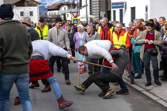 Wenn Wampeler und Reiter in Axams aufeinandertreffen, sind die Fans immer hautnah dabei. | Foto: Paul Weber