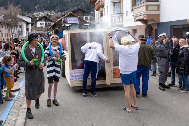 Die Damensauna – hier mit einem mobilen Modell –  sorgte für Dampf und neuerliche Diskussionen. Ob jener Herr, der hier Einlass begehrte, erfolgreich war, wird hier nicht verraten. | Foto: Paul Weber