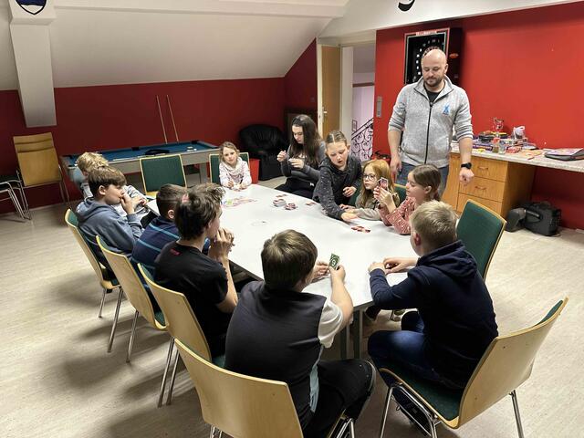 Das Uno-Turnier fand auch bei den jungen Feuerwehrmitgliedern großen Anklang. | Foto: Jürgen Happer