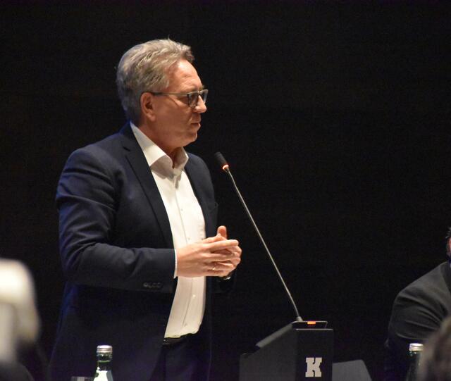 "Es wird wirklich ein Problem sein, dass im freien Wohnbau in den nächsten Jahren Wohnungen errichtet werden", so Bürgermeister Martin Krumschnabel.  | Foto: Barbara Fluckinger