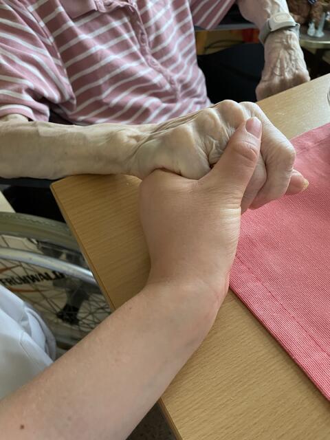 Berührungen von Bekannten helfen. | Foto: Katlein