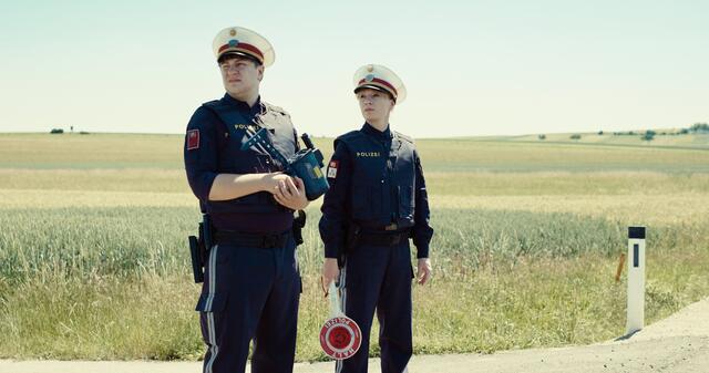 Die Anfangsszene aus "Andrea lässt sich scheiden": Warten Andrea (Birgit Minichmayr) und Polizistenkollege Georg (Thomas Schubert) auf Raser oder Godot?  | Foto: wega film