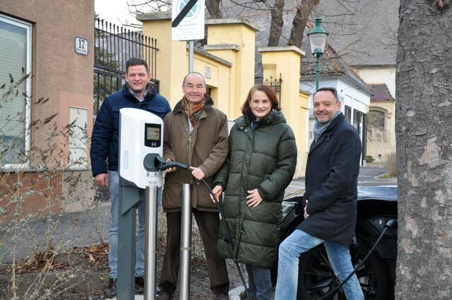 Die neue E-Ladestation in der Wienerstraße 17: Michael Markus, Bgm Andreas Linhart, GRin Christine Hausknotz und Herbert Pertl.
 | Foto: Gemeinde/Karin Sterlé