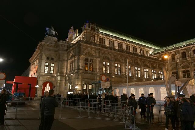 Höchste Sicherheitsstandards herrschen vor der Staatsoper. | Foto: Max Spitzauer/RMW