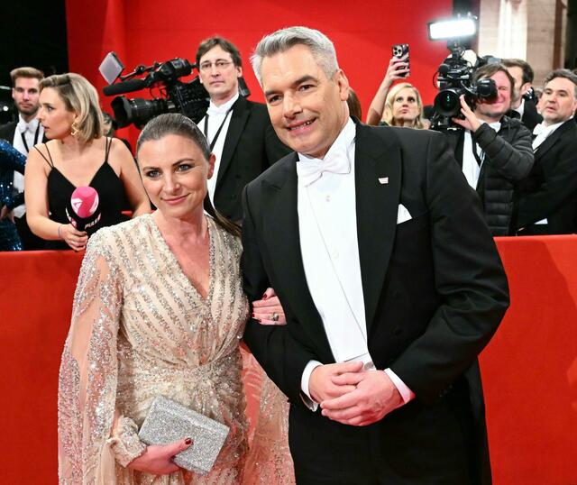 Bundeskanzler Karl Nehammer (ÖVP) und seine Frau Katharina. | Foto: HELMUT FOHRINGER / APA / picturedesk.com