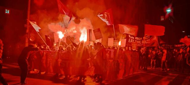 Als der Demozug beim Schillerplatz in der Wiener City ankam, wurde Pyrotechnik gezündet. | Foto: Philippa Kaufmann/RMW
