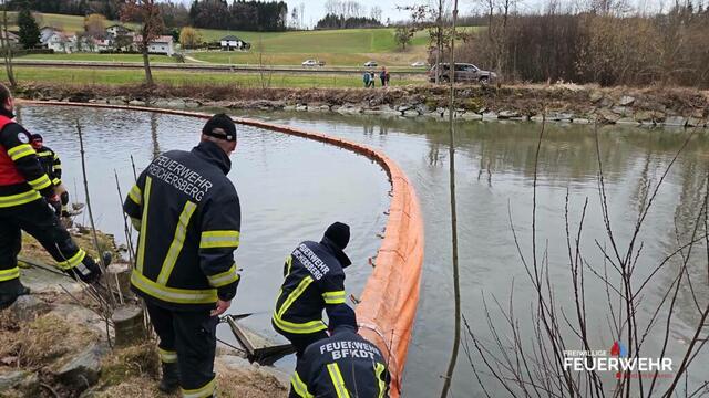 Im Rieder Bach wurden mehrere Ölsperren errichtet. | Foto: FF Ried