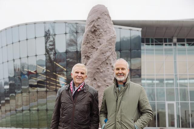 Kornspitz-Erfinder Peter Augendopler und Künstler Erwin Wurm bei der Enthüllung der Kornspitz-Statue. | Foto: backaldrin
