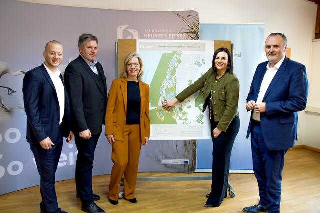 NRAbg. und Bürgermeister von Illmitz Maximilian Köllner, Nationalpark-Direktor Johannes Ehrenfeldner, Klimaschutzministerin Leonore Gewessler, LH-Stv. Astrid Eisenkopf und LH Hans Peter Doskozil präsentierten im Nationalparkzentrum in Illmitz die geplante Erweiterung des Schutzgebietes.
 | Foto: LMS
