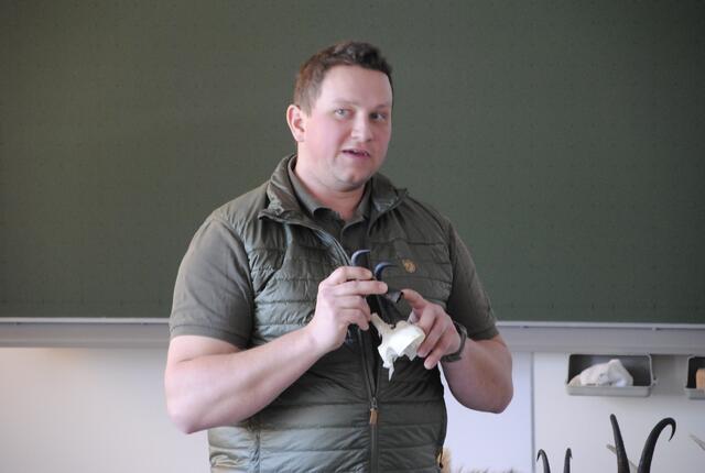 Waldaufseher Mathias Hollaus in der Schule. | Foto: Eberharter