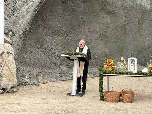 Pfarrer Alois Rockenschaub führte die Segnung durch.