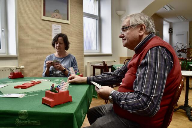 Das Spiel bieten Pensionistinnen und Pensionisten die Möglichkeit, soziale Kontakte zu knüpfen und sich regelmäßig mit anderen Menschen zu treffen.  | Foto: Salme Taha Ali Mohamed/RMW