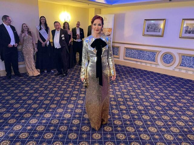 Priscilla Presley strahlt heute ganz in Gold in einer Robe von Designerin Nina Ricci. | Foto: Patricia Hillinger/RMW