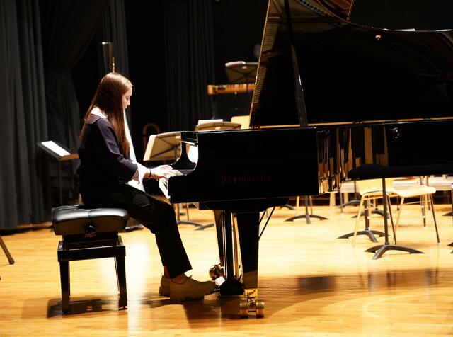 Isabella Senk aus Jagenbach brachte Musik von Jamie Duffy, Patrick Watson und Ludovico Einaudi zum Besten. | Foto: Evi Leutgeb