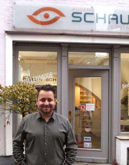 Firmenchef Joesi Schauer vor dem Geschäft.