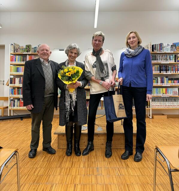 Kulturgemeinderat Horst Kies, Birgit
Baumgartner und die Bibliothekarin Ursula Brandner verabschiedeten Waltraud Apfalter nach
fast 30 Jahren. | Foto: Gemeinde Ma. Enzersdorf