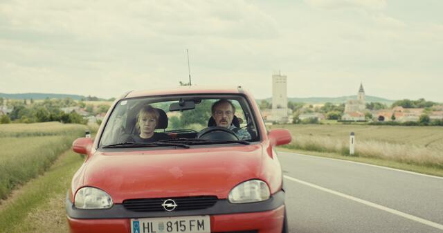 Ein roter Opel Corsa: Das Auto als Mittel zum Zweck in der Provinz. | Foto: wega film