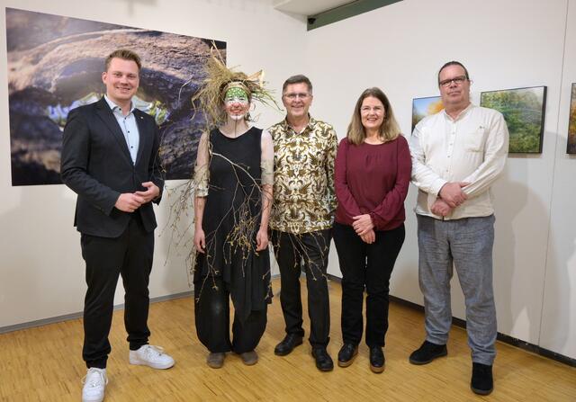 Landtagsabgeordneter Florian Krumböck, Künstlerin Nina Fountedakis, Künstler Hans Kogler, Leiterin der AusstellungsbrückeTheresia Pumhösel und Kunsthistoriker/Kulturwissenschaftler Hartwig Knack (v.l.) bei der Vernissage am 7. Februar. | Foto: Ausstellungsbrücke