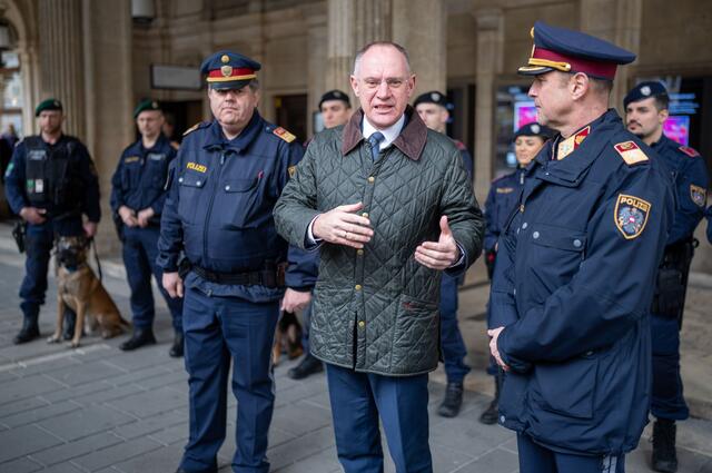 Gerhard Karner (ÖVP) und Polizisten am Donnerstag, 8. Februar 2024, im Rahmen einer Begehung der Räumlichkeiten mit Bombenspürhunden im Vorfeld des Wiener Opernballs.  | Foto: GEORG HOCHMUTH / APA / picturedesk.com