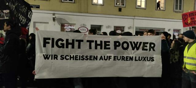 Der Demozug setzt seinen Marsch fort. | Foto: Philippa Kaufmann/RMW