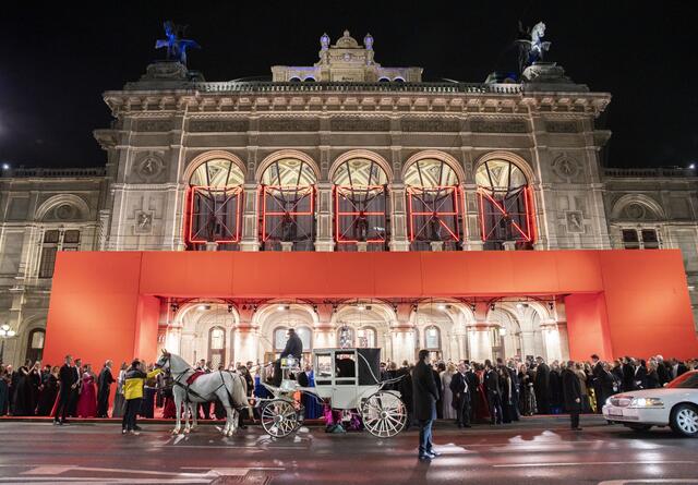 Blick auf die Wiener Staatsoper und Zaungäste. | Foto: TOBIAS STEINMAURER / APA / picturedesk.com