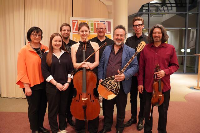 Vizebürgermeister Andrea Wiesmüller, Isabella Senk im Start up!-Vorprogramm, Jeunesse-Chef David Wittmann, Solistin Anna Schrottenbaum, Dirigent Ivo Warenitsch, Solist Aydin Balli, Dirigent Matthias Seewald und Solist Aris Kapagiannidis (v.l.) | Foto: Evi Leutgeb