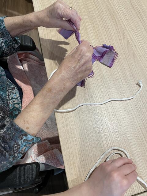 Weiche Bänder falten fördert die Fingerfertigkeit. | Foto: Katlein