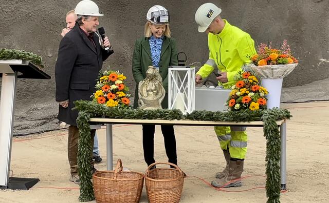 Tunnelpatin Christine Haberlander führte die symbolische Sprengung durch.