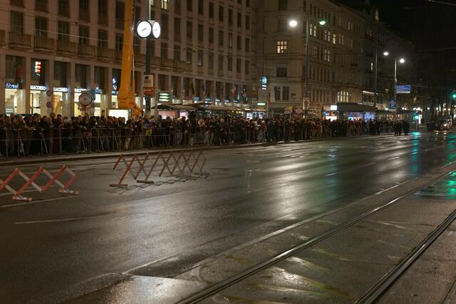 Unzählige Schaulustige gegenüber der Oper. | Foto: Max Spitzauer/RMW