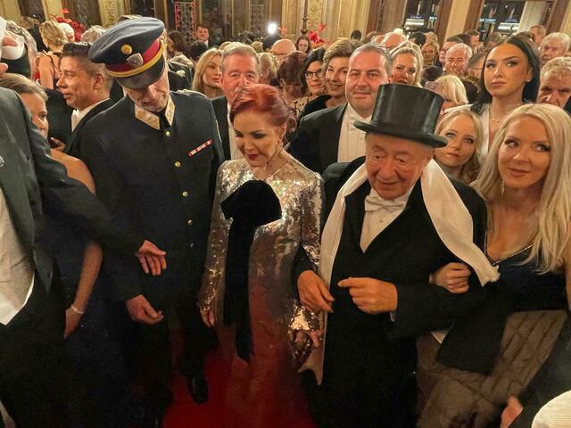 Priscilla Presley und Richard Lugner sind am Opernball angekommen. | Foto: Patricia Hillinger/RMW