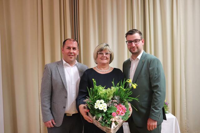 Für die SPÖ Kalsdorf überreichten Vzbgm. Patrick Trummer und GR Stephan Scheifinger ein Blumenherz an Bgm. a.D. Ursula Rauch | Foto: Edith Ertl