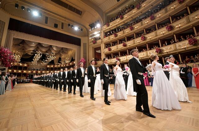 Die diesjährigen Debütantinnen und Debütanten ziehen ein. | Foto: ROLAND SCHLAGER / APA / picturedesk.com