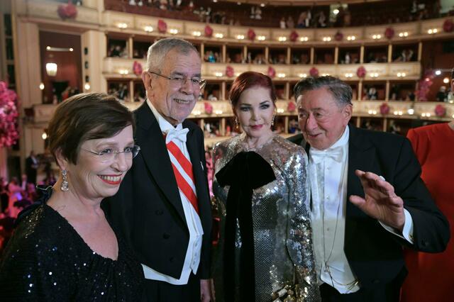 Politik und Prominenz am Opernball 2024: Die Liste der hochkarätigen Gäste ist lang. Im Netz amüsiert man sich derweil über den Ball der Bälle. | Foto:  ROLAND SCHLAGER / APA / picturedesk.com