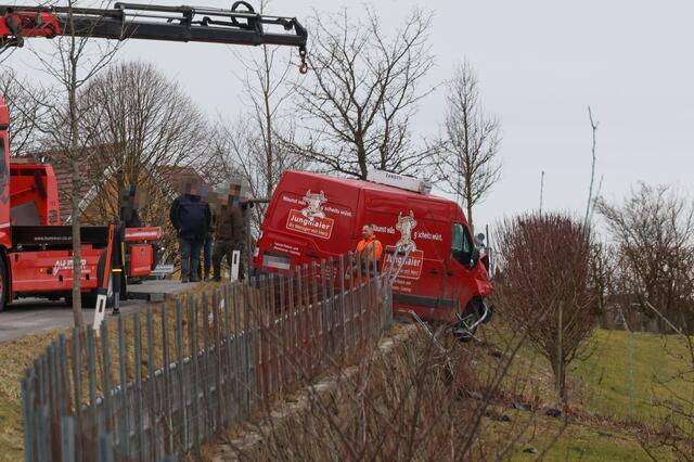 Das Geländer konnte den Absturz des Kastenwagens verhindern. | Foto: laumat.at/Matthias Lauber