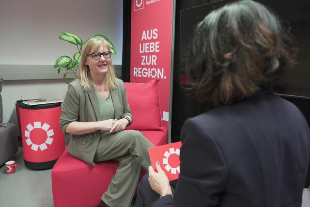 AMS-Chefin Sandra Kern beim MeinBezirk.at-Interview. | Foto: Lukas Triebelnig