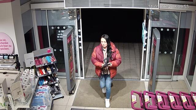 We kennt diese Dame? Sie dürfte Ladendiebstähle in Leibnitz, Graz und Voitsberg begangen haben. | Foto: LPD Stmk