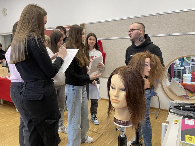 Bei Klipp können sich junge Leute zur Friseurin beziehungsweise dem Friseur oder zur Stylistin beziehungsweise zum Stylist ausbilden lassen.  | Foto: RegionalMedien Steiermark