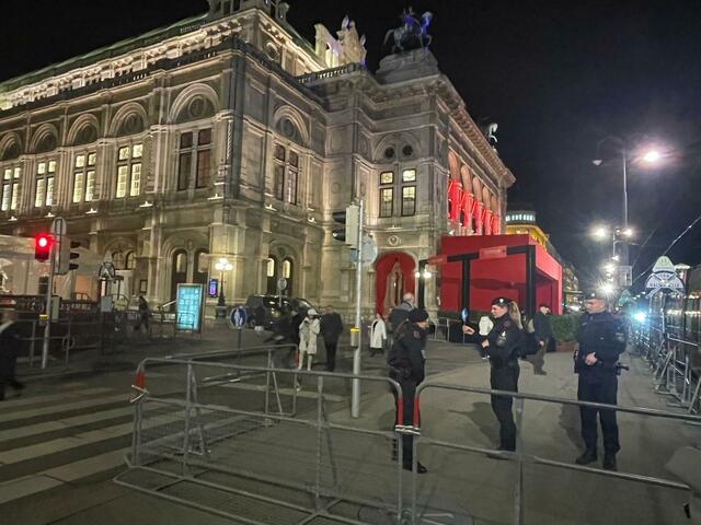 Rund um die Wiener Staatsoper hat die Polizei das Areal goßräumig abgesperrt. | Foto: Patricia Hillinger/RMW